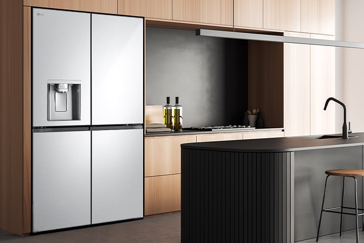 Moderný interiér kuchyne s chladničkou.