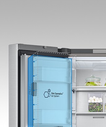 Vnútri chladničky je úzky vnútorný výrobník ľadu zvýraznený modro a chladnička je plná surovín