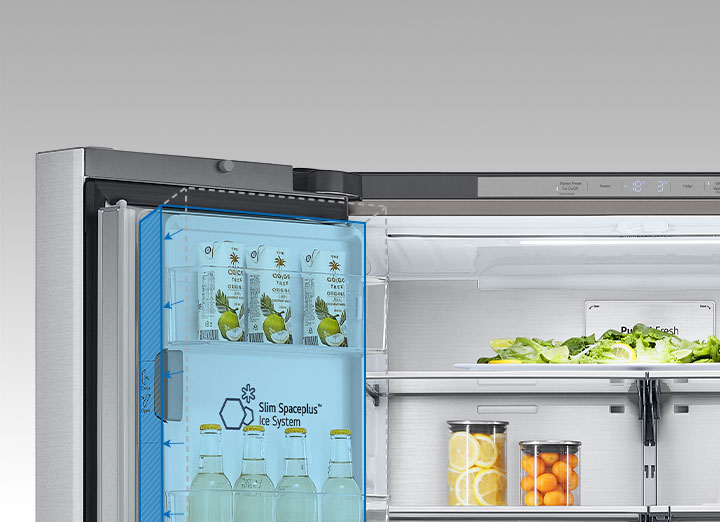 Vnútri chladničky je úzky vnútorný výrobník ľadu zvýraznený modro a chladnička je plná surovín
