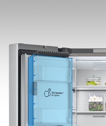 Vnútri chladničky je úzky vnútorný výrobník ľadu zvýraznený modro a chladnička je plná surovín