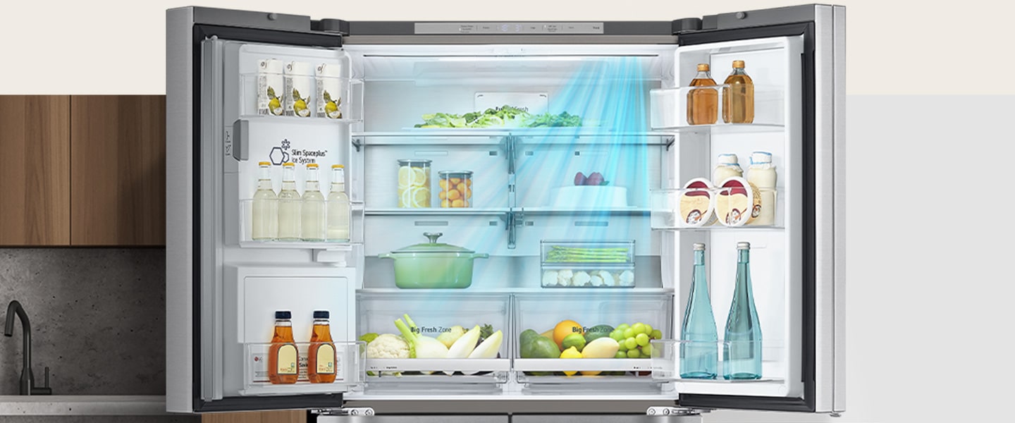 Otvorená chladnička s potravinami vo vnútri, dole na obrázku sú na oboch stranách a celkovo zobrazené modré šípky, ktoré znamenajú chlad.