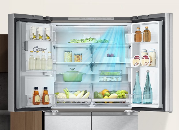 Otvorená chladnička s potravinami vo vnútri, dole na obrázku sú na oboch stranách a celkovo zobrazené modré šípky, ktoré znamenajú chlad.