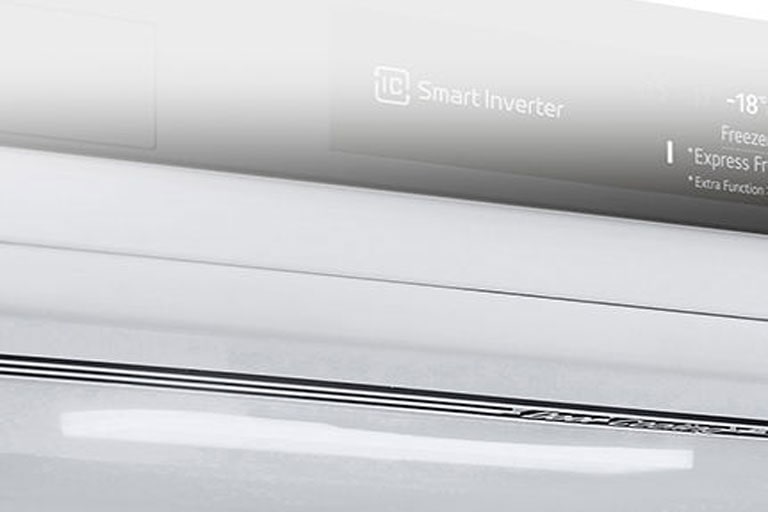 Detailný záber na soft LED osvetlenie, ktoré efektívne rozdeľuje svetlo po celej chladničke.