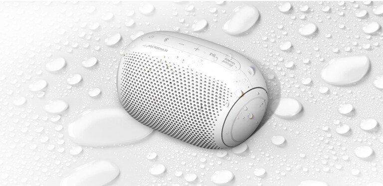 Na bielom pozadí je zobrazený LG XBOOM Go otočený vľavo hore. Na a pod LG XBOOM Go sú kvapky vody.