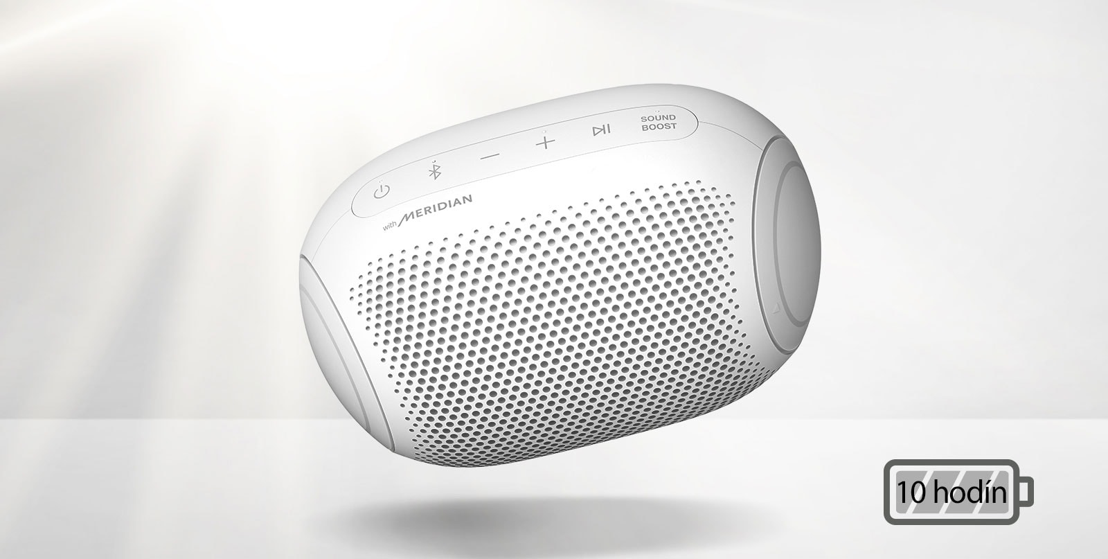 LG XBOOM Go naklonený doľava sa vznáša vo vzduchu.