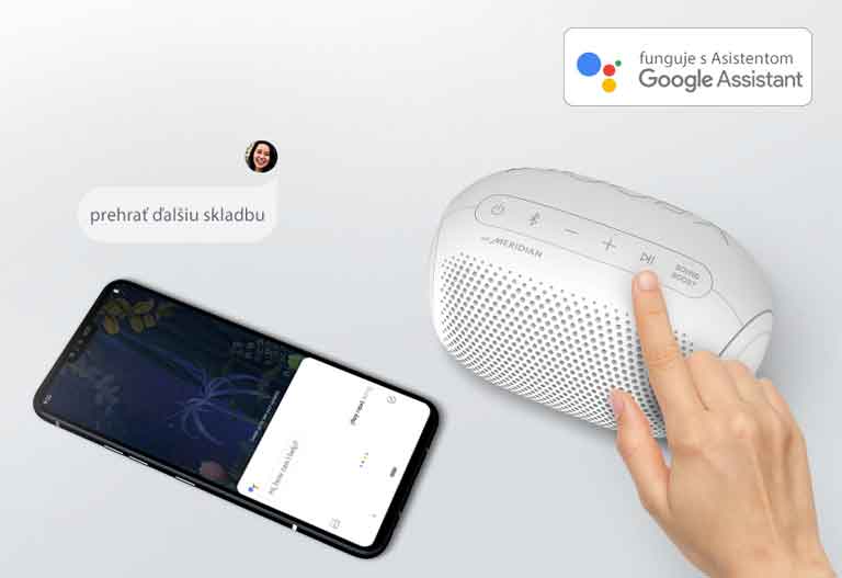 Ruka stláča tlačidlo na LG XBOOM Go. Vedľa je položený smartfón. Na obrázku je bublinka s textom. V pravom hornom rohu sa nachádza logo Google.