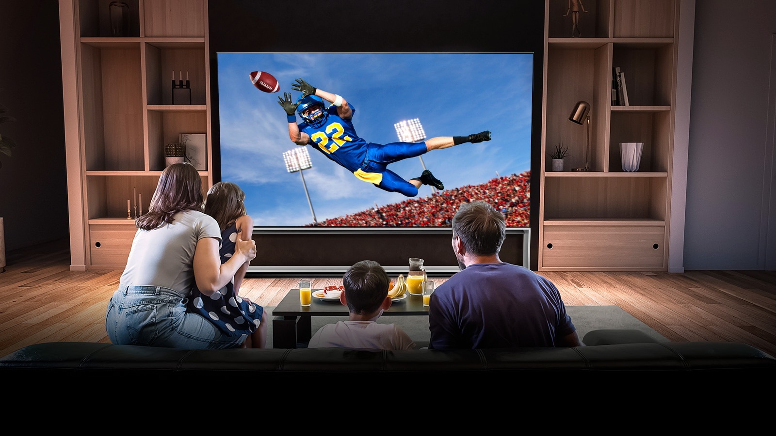 Ľudia sledujú americký fotbal v televízii v obývačke