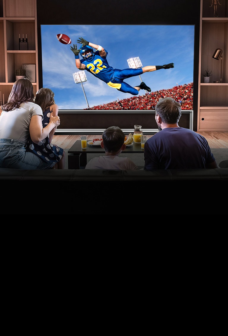 Ľudia sledujú americký fotbal v televízii v obývačke