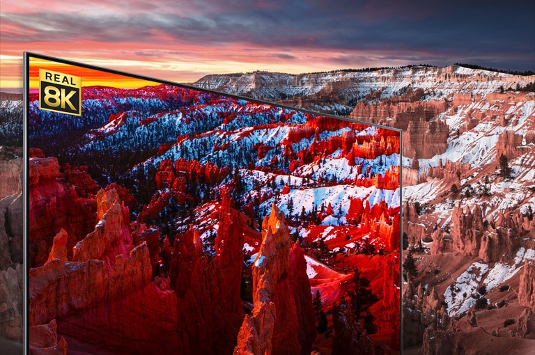 Horská scenéria na obrazovke televízora s rozlíšením 8K je oveľa realistickejšia a menej pixelová (prehrať video).