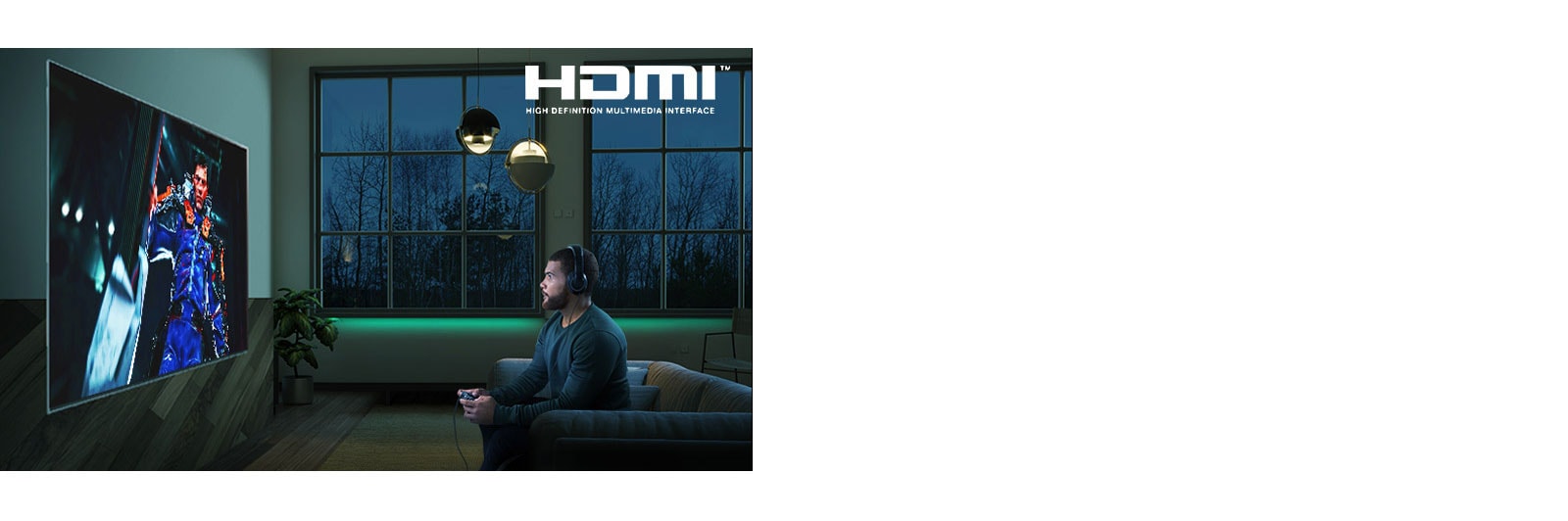 Blízky pohľad na hráča hrajúceho závodnú hru na televíznej obrazovke