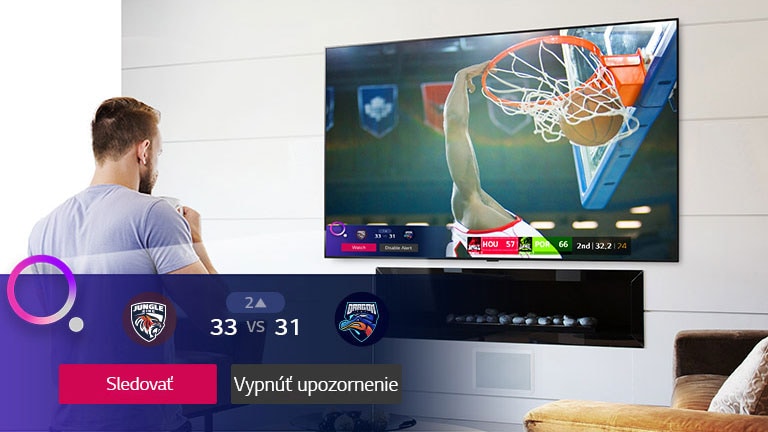 Televízna obrazovka, ktorá zobrazuje basketbalový zápas a športové upozornenie
