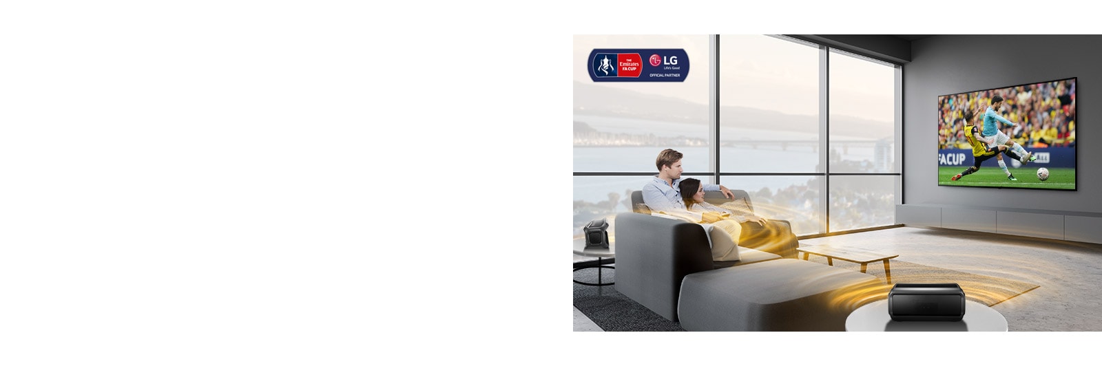 Muž a žena sledujú športový zápas v obývacej izbe so zadnými reproduktormi s technológiou Bluetooth.