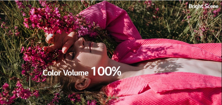 Vo svetlej scéne leží dievča na tráve a celá farba je jasnejšia a živšia, keď sa objem farieb zvýši zo 70% na 100%. V temnej scéne drží dievča farebný dáždnik a celá farba je jasnejšia a živšia, keď sa objem farieb zvýši zo 70% na 100%.