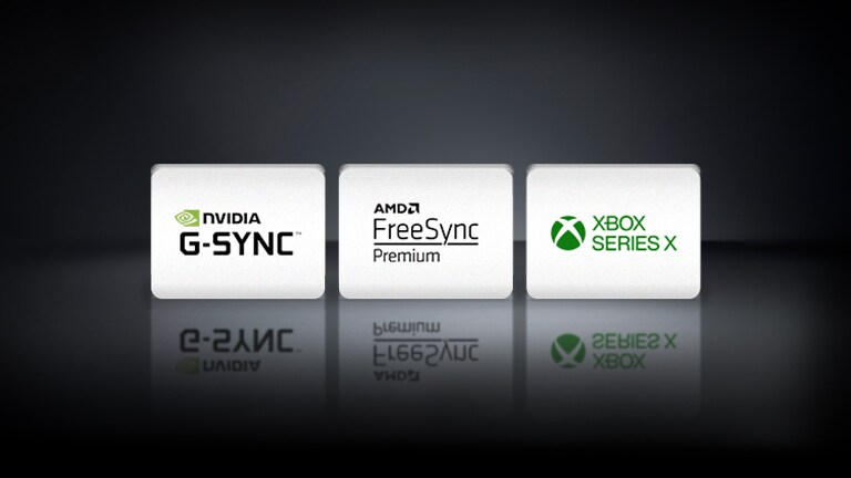 Logo NVIDIA G-SYNC, logo AMD FreeSync a logo XBOX SERIES X sú vodorovne usporiadané na čiernom pozadí.