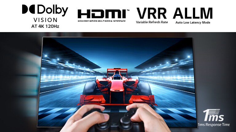 Detail hráča, ktorý hrá závodnú hru na obrazovke televízora. Na obrázku sa nachádza logo Dolby Vision, logo HDMI, logo VRR a logo ALLM vpravo hore a logo 1 ms Response Time vpravo dole.