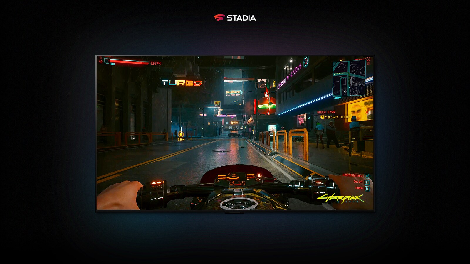 V scéne z hry Cyberpunk 2077 zobrazenej na displeji LG OLED hráč prechádza na motorke ulicou osvetlenou neónmi.