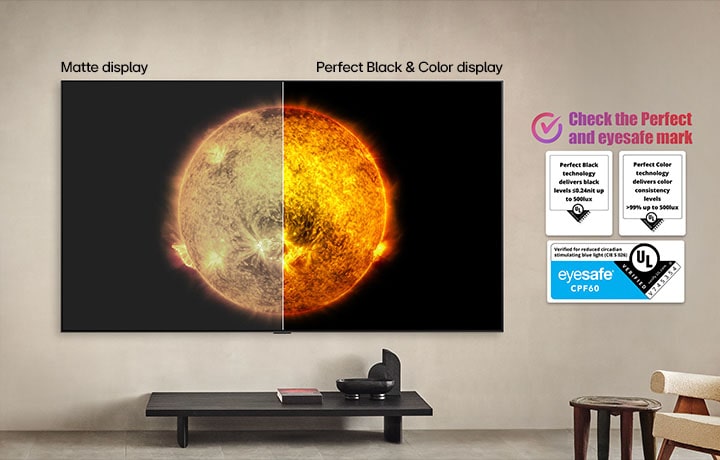 Televízor LG OLED TV zobrazujúci vizuálne porovnanie medzi displejom s funkciami Perfect Color a Perfect Black a displejom bez nich. Sú viditeľné certifikácie UL, TÜV, a eyesafe s textom vyzývajúcim na kontrolu značiek.
