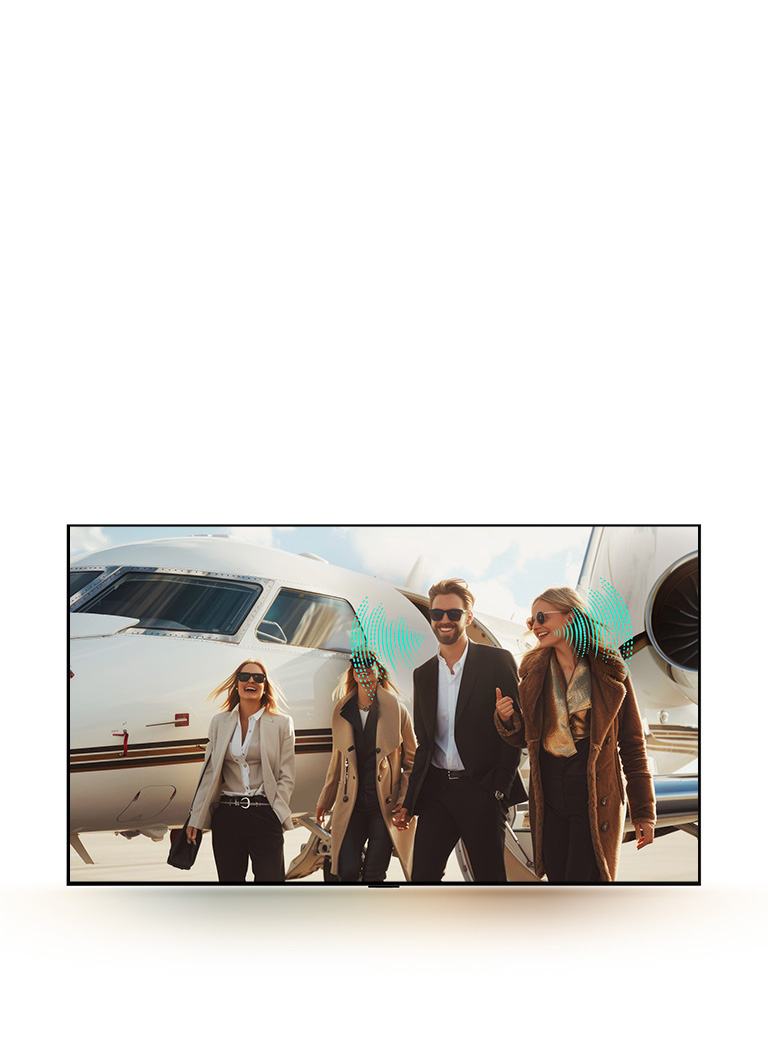 Skupina ľudí kráča po letiskovej dráhe. Za nimi stojí lietadlo. Vyzerá to, že skupina práve vystúpila z lietadla. Motory lietadla stále bežia. Od niektorých rozprávajúcich sa ľudí sa šíria abstraktné zvukové vlny, ktoré znázorňujú, ako vďaka AI Voice Remastering umožňuje ľahko počuť hlasy a rozumieť im napriek hlučnému pozadiu.