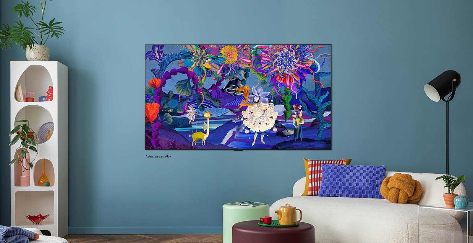 Interiér štýlového a farebného domu. Na stene je nainštalovaný televízor LG TV. Na jeho obrazovke je farebné moderné umelecké dielo. Ilustrácia na televízore dodáva celému dizajnu interiéru osobitosť.