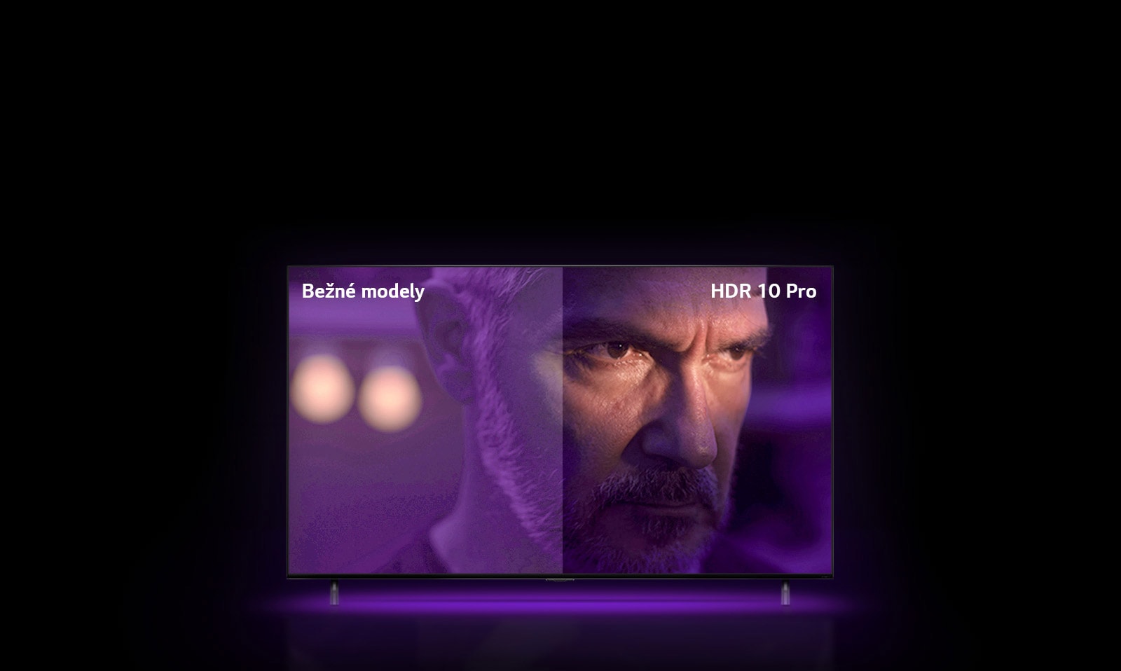 Muž, ktorý vyzerá nahnevane, hľadí von. Obraz je rozdelený na dve časti. Ľavá polovica obrazu vyzerá nevýrazne s menej jasnými farbami, zatiaľ čo pravá polovica vyzerá jasnejšie a farby sú pestrejšie. V ľavom hornom rohu sa nachádza text Bežné modely a v pravom hornom rohu text HDR 10 PRO. 