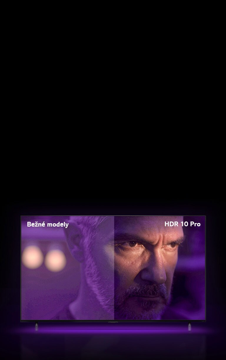 Muž, ktorý vyzerá nahnevane, hľadí von. Obraz je rozdelený na dve časti. Ľavá polovica obrazu vyzerá nevýrazne s menej jasnými farbami, zatiaľ čo pravá polovica vyzerá jasnejšie a farby sú pestrejšie. V ľavom hornom rohu sa nachádza text Bežné modely a v pravom hornom rohu text HDR 10 PRO. 