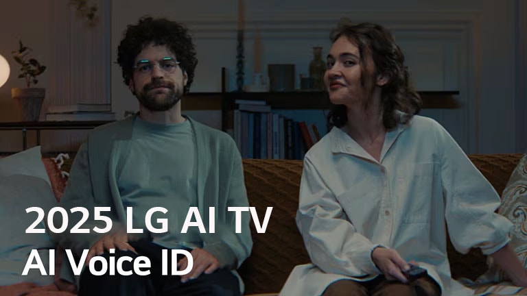 Titulok je vidieť, 2025 LG AI TV, AI Voice ID. Muž a žena držiaca diaľkový ovládač televízora sedia na gauči.