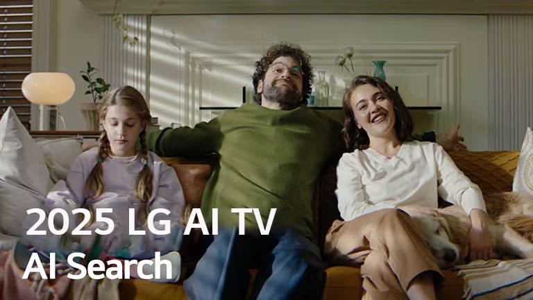 Titulok je vidieť, 2025 LG AI TV, AI Search. Trojčlenná rodina sedí na gauči v obývacej izbe.