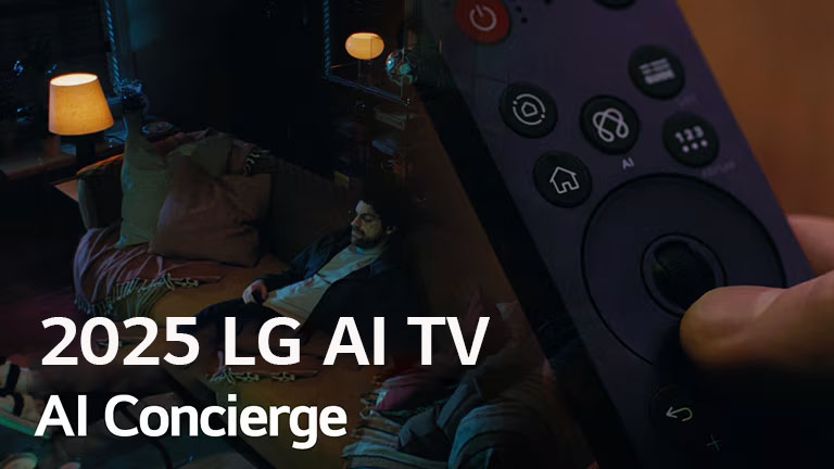 Titulok je vidieť, 2025 LG AI TV, AI Concierge. Je viditeľné LG AI Magic Remote. Muž sedí na gauči.