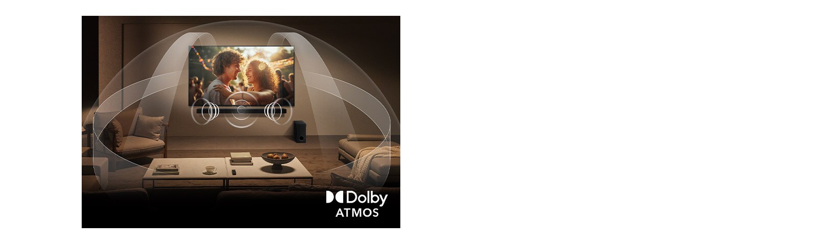 Tlmene osvetlená útulná obývacia izba s televízorom LG QNED TV na stene a soundbarom LG Soundbar. Grafika ukazuje, ako Dolby Atmos vypĺňa celý priestor priestorovým zvukom zo všetkých smerov. V pravom dolnom rohu sa zobrazuje logo Dolby Atmos.