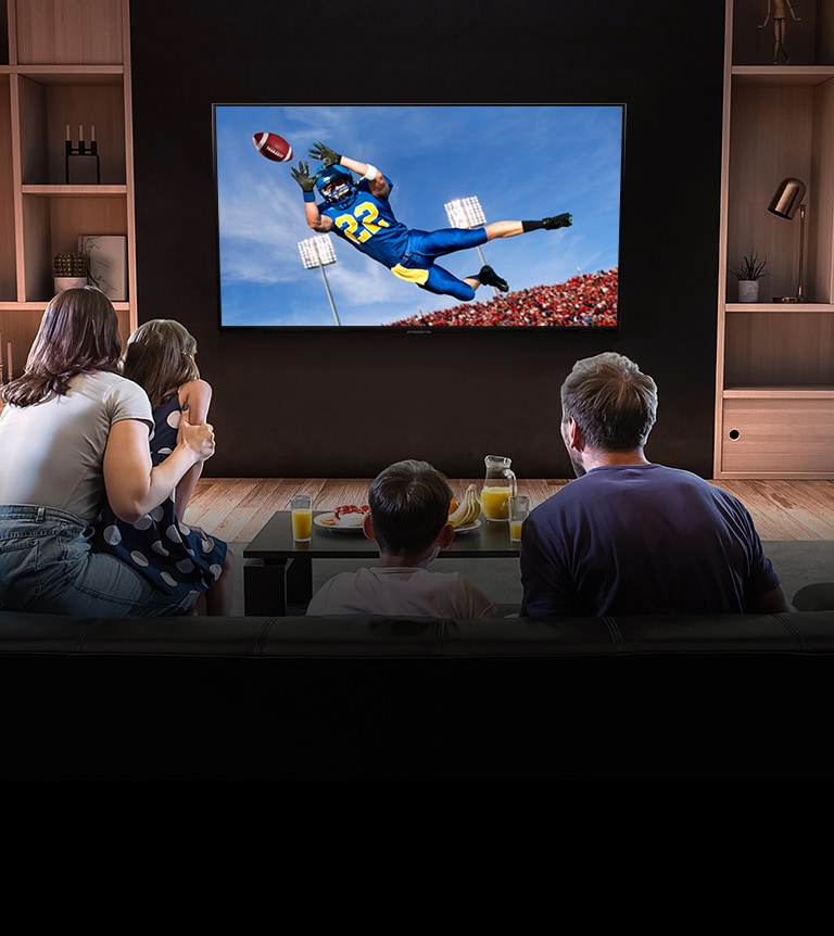 Ľudia sledujú americký fotbal v televízii v obývačke