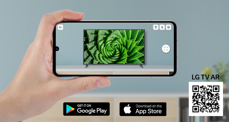 Osoba používajúca aplikáciu LG TV AR na telefóne a QR kód, ktorý odkazuje na LG TV AR (http://www.lgtvism.com/lgtvar)