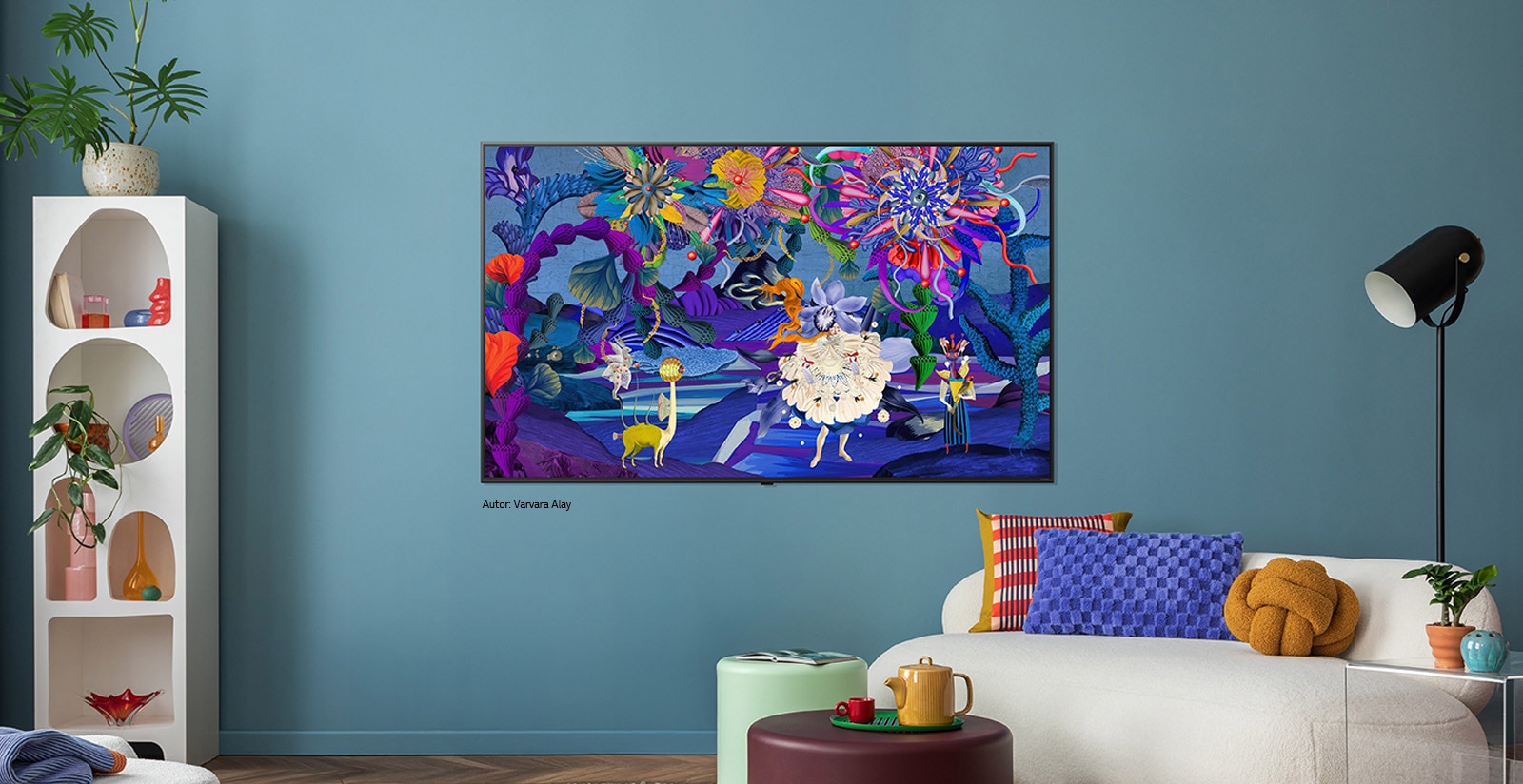 Interiér štýlového a farebného domu. Na stene je nainštalovaný televízor LG TV. Na jeho obrazovke je farebné moderné umelecké dielo. Ilustrácia na televízore dodáva celému dizajnu interiéru osobitosť.