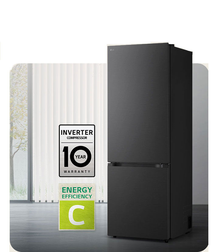 Matná čierna chladnička so spodnou mrazničkou LG (GBBW726AEV), pohľad spredu v svetlej miestnosti s vertikálnymi žalúziami s ikonami 10-ročnej záruky na kompresor a energetickej účinnosti A dole