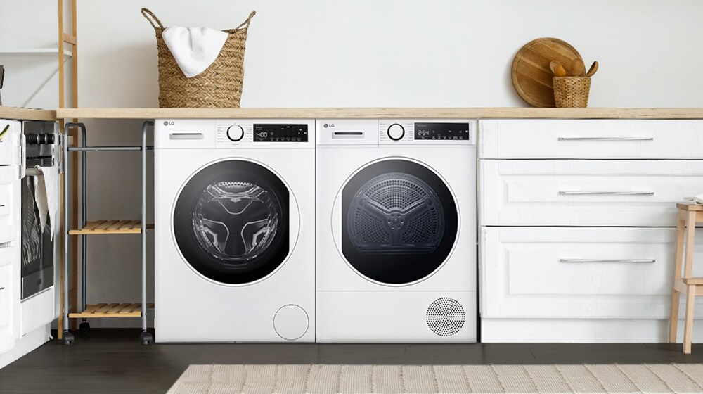 V pozadí interiéru je práčka a sušička
