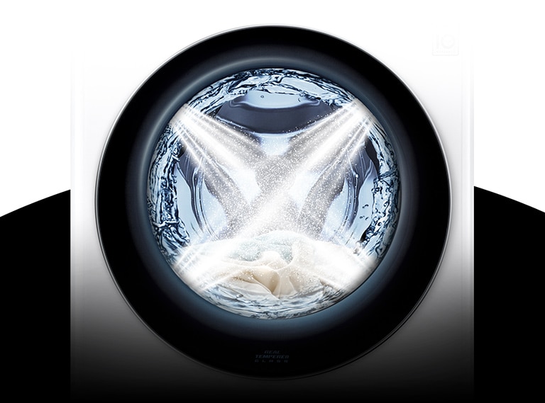 Voda vyteká z práčky v štyroch smeroch a práčka perie oblečenie.