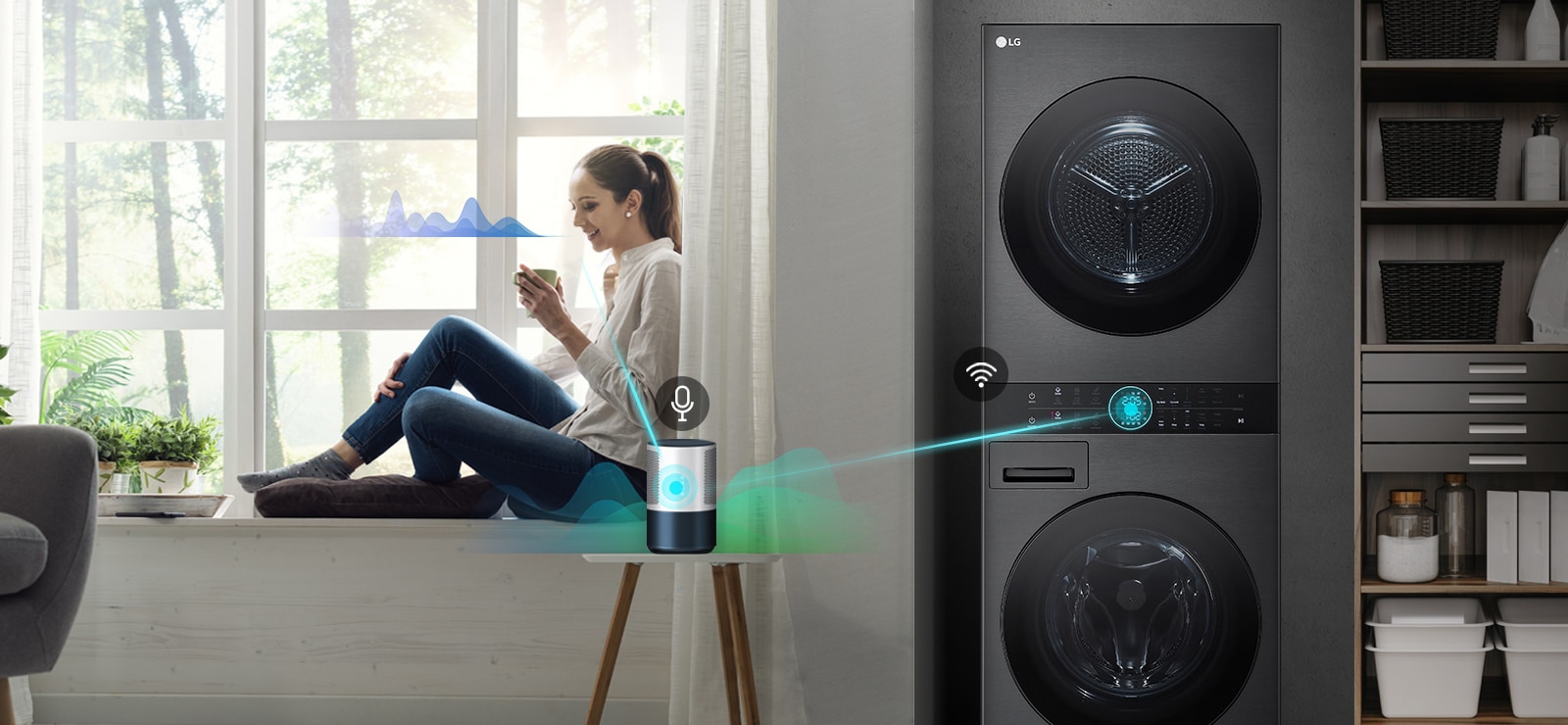 Žena sedí na okne a drží nápoj. Hovorí do reproduktora s podporou AI, čo znázorňuje čiara od nej k reproduktoru a zvuková vlna vedľa jej tváre. Reproduktor s podporou AI sa potom pripojí k práčke, čo znázorňuje čiara a zvukové vlny.