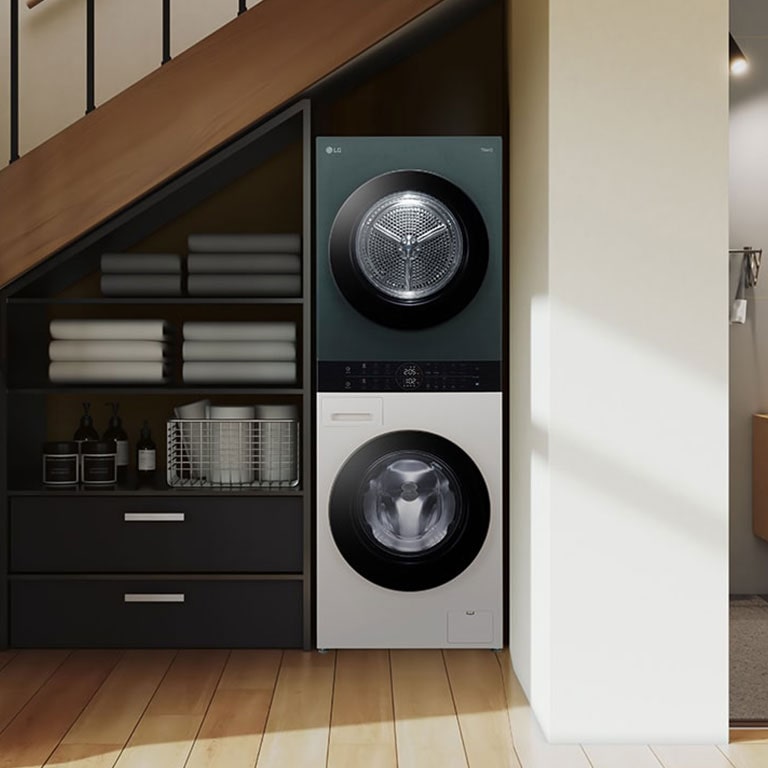 Vidno stenu miestnosti, ktorá vyzerá ako práčovňa. Model Washtower je umiestnený v harmónii s ostatným nábytkom.