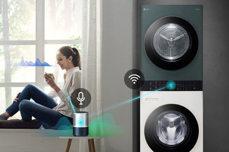 Žena sedí na okne a drží nápoj. Hovorí do reproduktora s podporou AI, čo znázorňuje čiara od nej k reproduktoru a zvuková vlna vedľa jej tváre. Reproduktor s podporou AI sa potom pripojí k práčke, čo znázorňuje čiara a zvukové vlny.