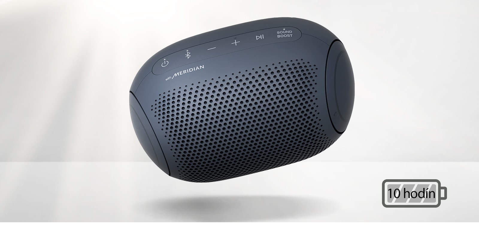 LG XBOOM Go naklonený doľava sa vznáša vo vzduchu.