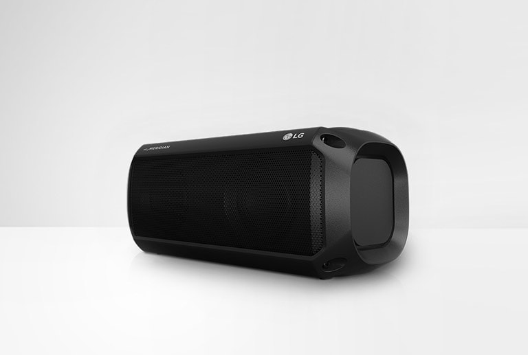 Na bielom pozadí je zobrazený pohľad na pravú bočnú stranu LG XBOOM Go PK3 so zeleným osvetlením.