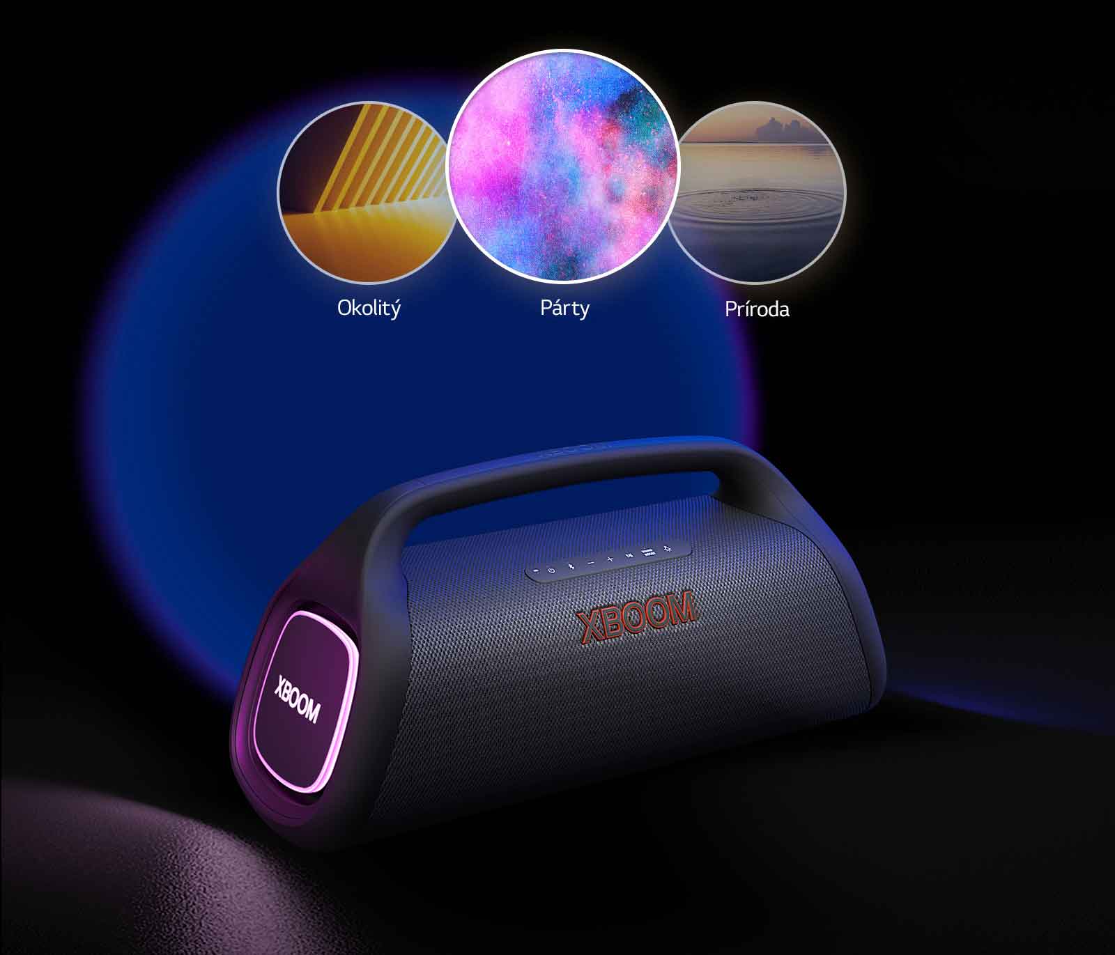 LG XBOOM Go XG9 s fialovým svetlom je položený na podlahe. Na hornej strane reproduktora sa zobrazujú tri režimy: rytmus, párty, ohňostroj, priestorový.