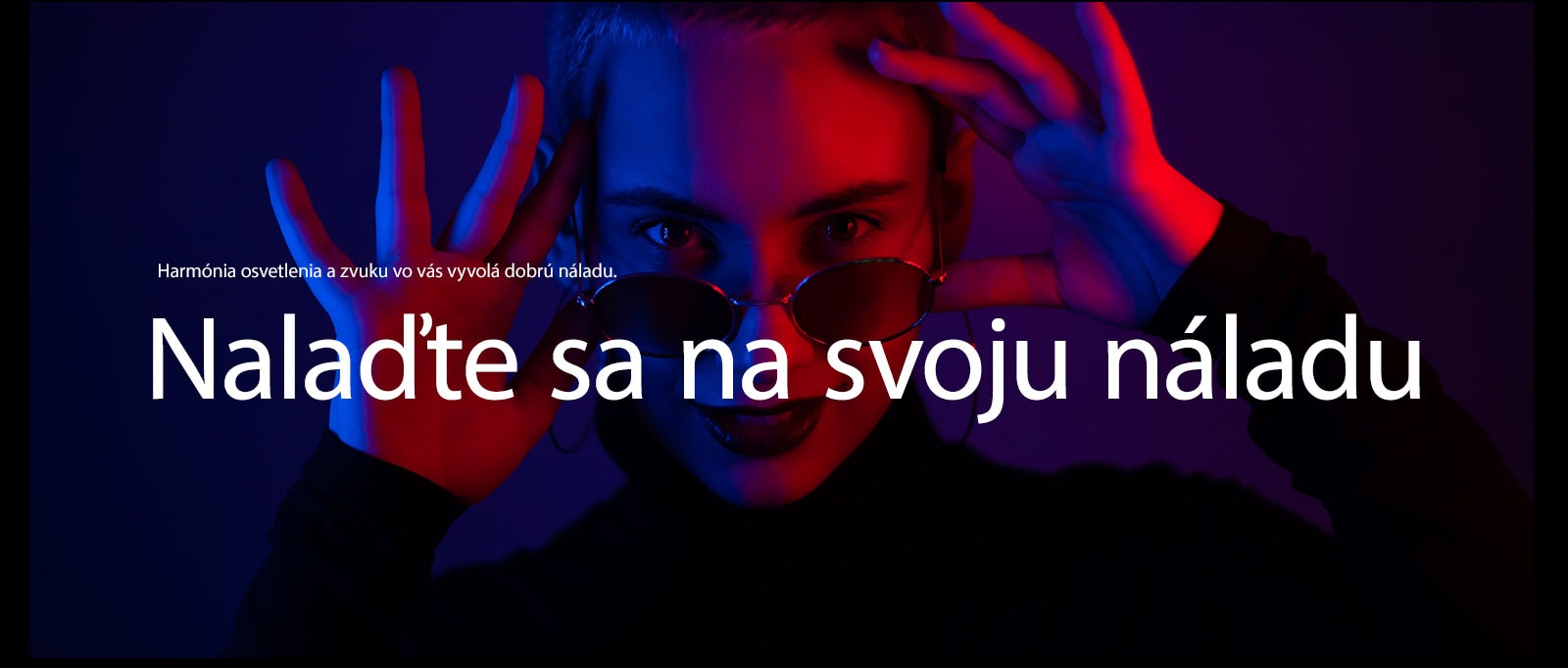 Žena pózuje pri živom osvetlení.