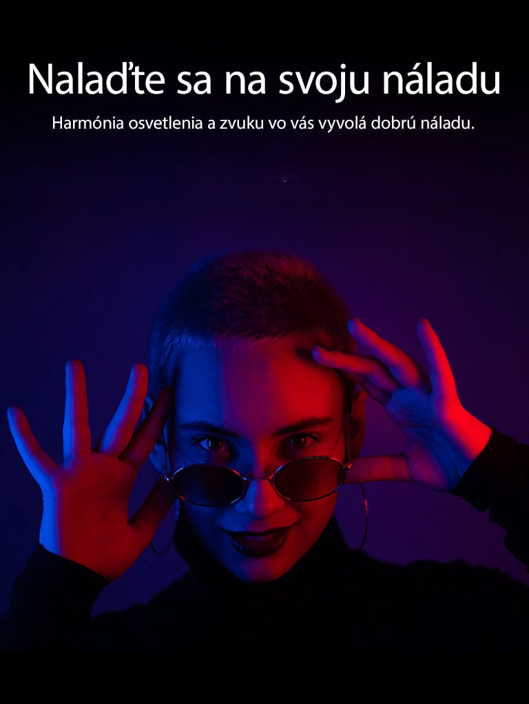 Žena pózuje pri živom osvetlení.