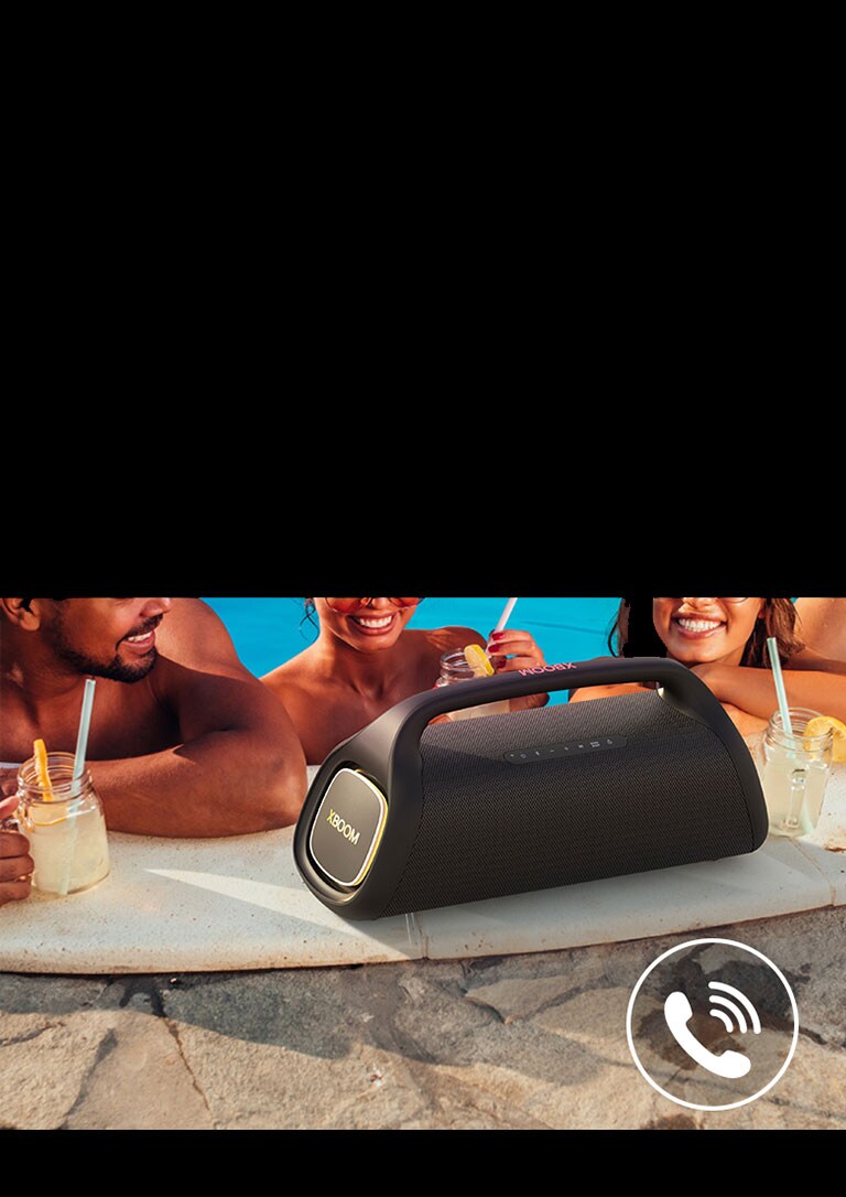 LG XBOOM Go XG9 je položený na okraji bazéna. Traja ľudia v bazéne sa rozprávajú cez reproduktor.