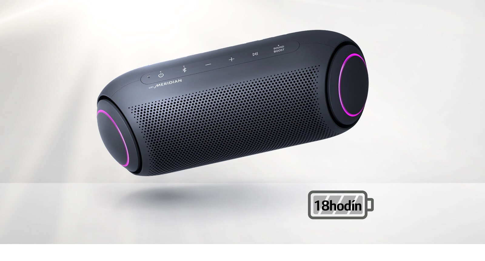 LG XBOOM Go naklonený doľava sa vznáša vo vzduchu. Osvetlenie basového reproduktora je purpurové.