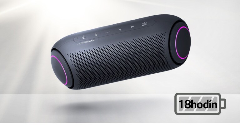 LG XBOOM Go naklonený doľava sa vznáša vo vzduchu. Osvetlenie basového reproduktora je purpurové.