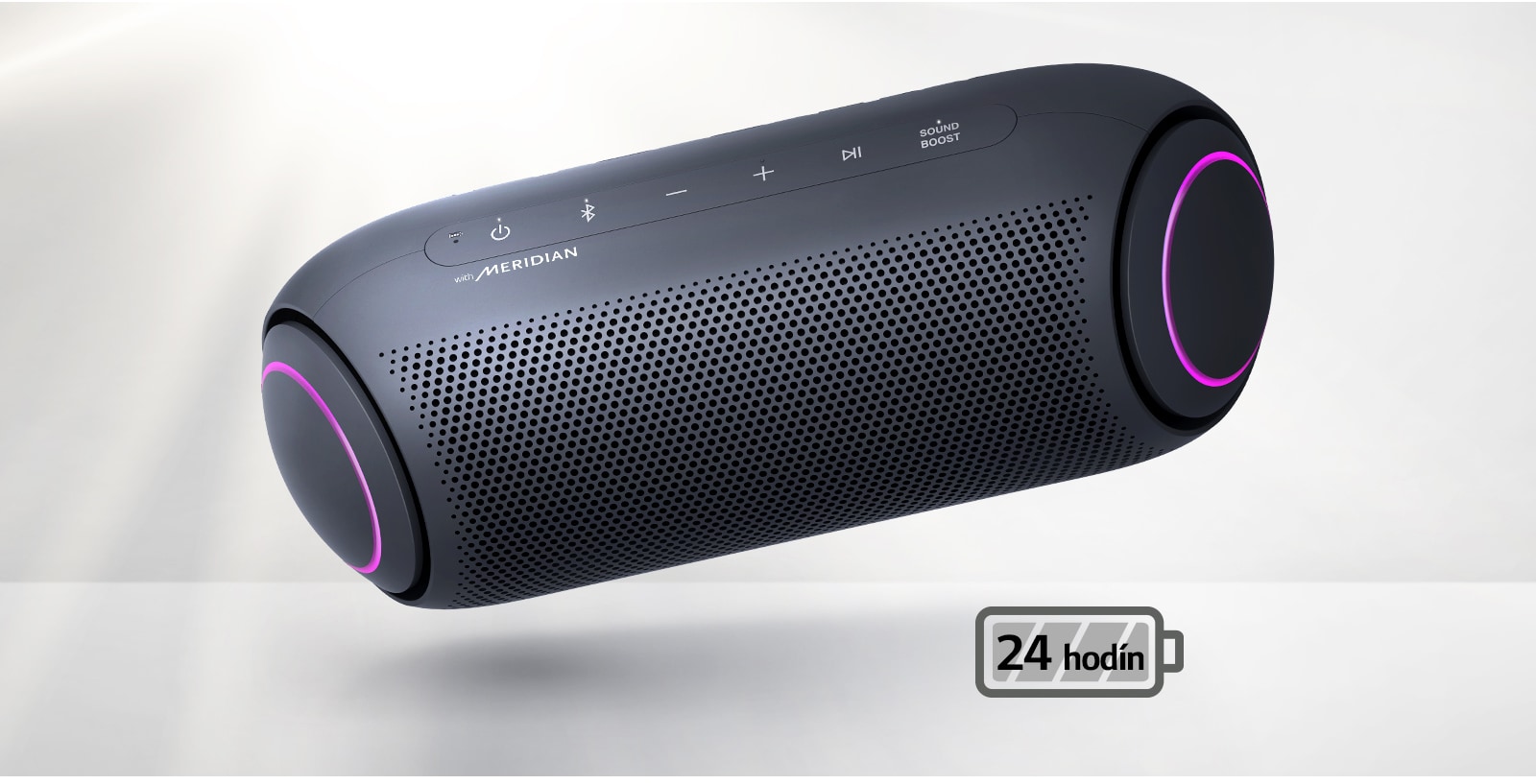 LG XBOOM Go naklonený doľava sa vznáša vo vzduchu. Osvetlenie basového reproduktora je purpurové.