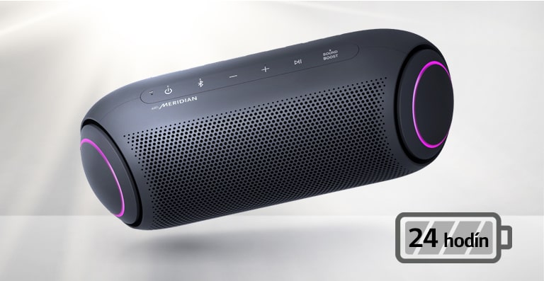 LG XBOOM Go naklonený doľava sa vznáša vo vzduchu. Osvetlenie basového reproduktora je purpurové.