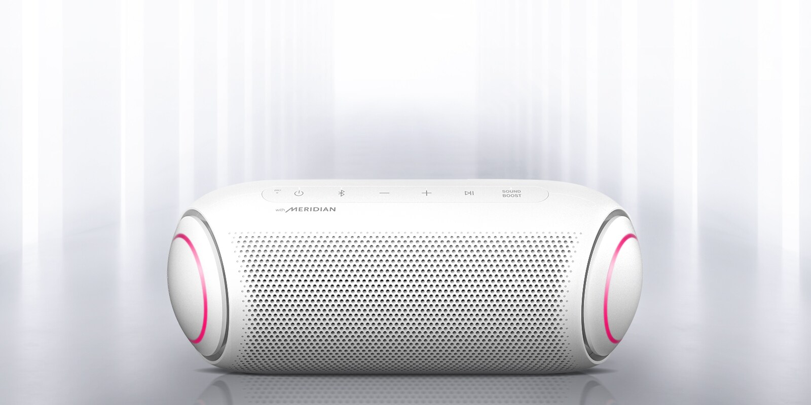 Okolie je osvetlené, vidieť prednú stranu XBOOM Go s modrým osvetlením na oboch stranách.