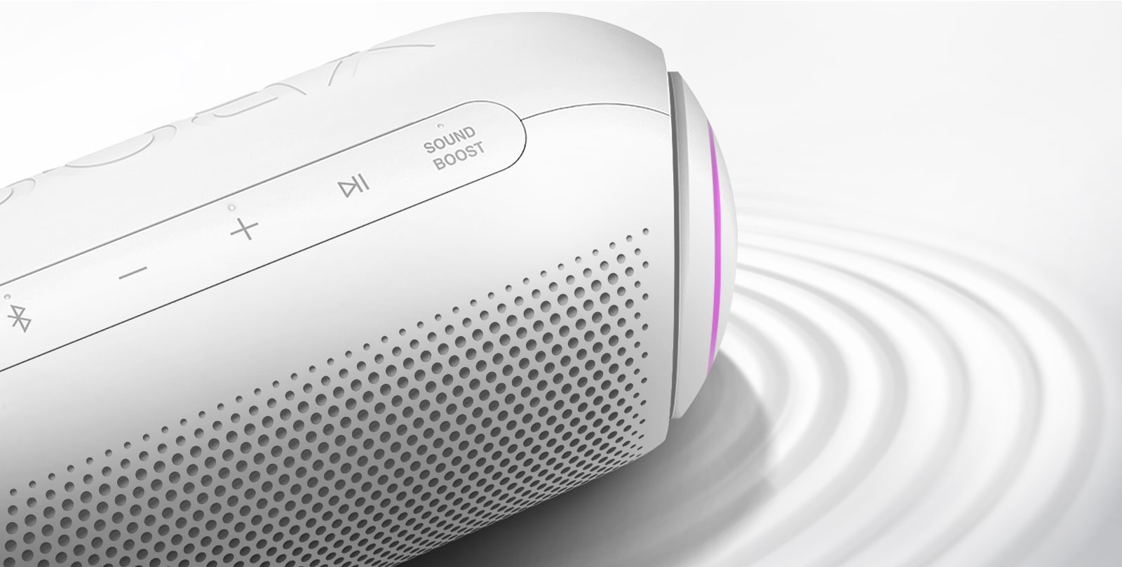Na bielom pozadí je zobrazený LG XBOOM Go nasmerovaný do pravého horného rohu s fialovým osvetlením, pod výrobkom vidieť vlny.